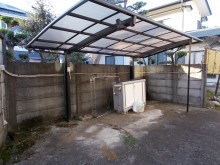 台風で壊れてしまった万年塀をフェンスにお取替え 台風で壊れてしまった万年塀をフェンスにお取替え